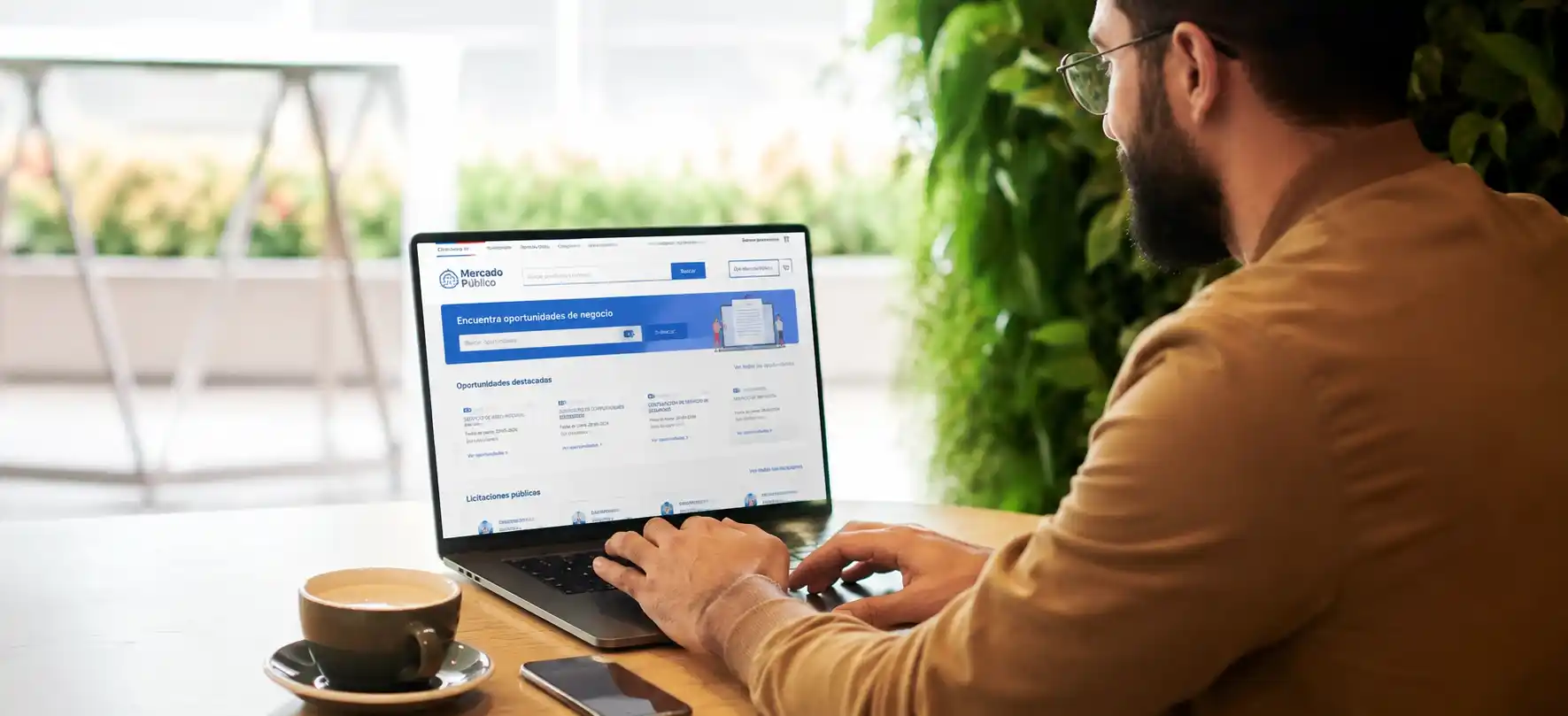 Empresario revisando oportunidades de licitaciones públicas en Mercado Público con asesoría profesional
