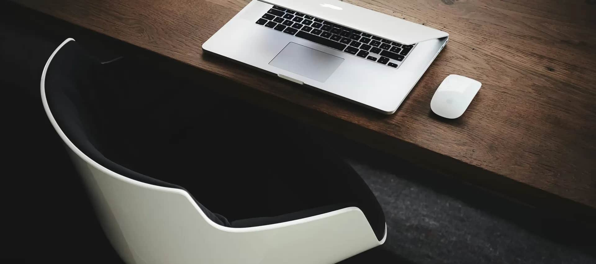 Empresario revisando oportunidades de licitaciones públicas en Mercado Público con asesoría profesional